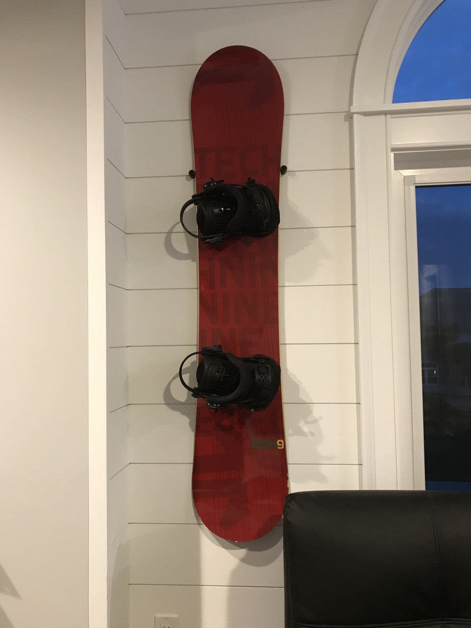minimalistic snowboard display