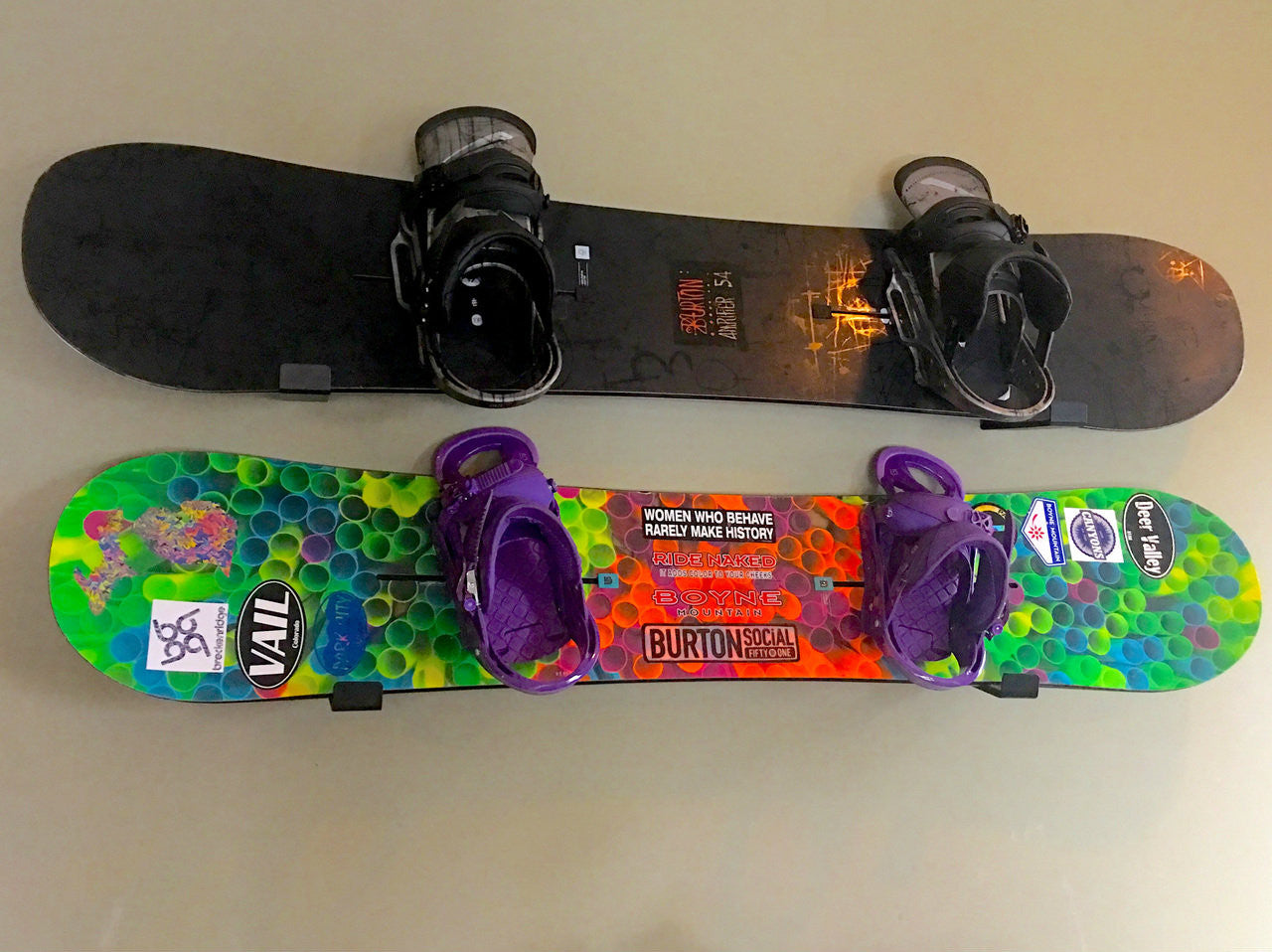 Minimalist Snowboard Display Rack Wall Mount Storage